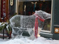 28  Rue Sous le Fort, l'une des belles sculptures de glace représentant des animaux et des figures du Carnaval. On reconnaît la ceinture fléchée de Bonhomme !