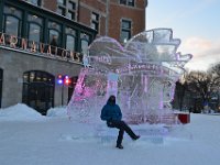 33  Statue de glace des "Pee-Wee 2018" : tournoi international de hockey jeunes (11 et 12 ans) qui se tient tous les ans à Québec au Centre Vidéotron (patinoire). Une foule de sportifs et supporters américains ont envahi les rues de la ville !