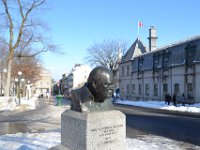 39  Derrière la Porte Saint-Louis, les bustes de Churchill et de Roosevelt sont là pour rappeler la venue à Québec des deux chefs d'état, britannique et américain, en 1943 et 1944, pour la tenue de conférences sur l'évolution de la 2nde Guerre Mondiale.