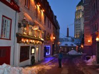 4  La rue Des Jardins, à deux pas de l'appartement, devant le bon restaurant "A l'improviste" :) Au fond, vue sur l'Edifice Price, un immeuble de type "gratte-ciel" comprenant des appartements de luxe dans lequel le Premier Ministre du Québec a un appartement.
