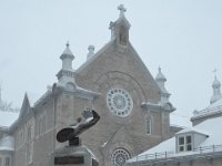 45  La Chapelle des Ursulines, dont le décor intérieur est l'un des plus beaux ensembles de bois sculpté du Québec. Devant, le Monument aux Communautés Religieuses Enseignantes, rue des Jardins.