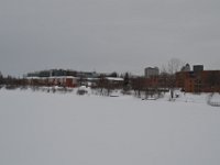 48  Visite dans les quartiers de Basse-Ville de "Limoilou" et "Saint-Roch", quartiers tendances où se retrouvent de nombreux commerces, restaurants, boutiques, ... Ici, vue depuis le Pont de la Rivière-Saint-Charles sur le quartier de Saint-Roch. Le pont sépare "Limoilou" au Nord et "Saint-Roch" au Sud. Au loin, l'édifice Price, dans le Vieux-Québec.