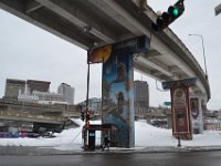 51  Au pied de la Haute-Ville, boulevard Charest Est, passage sous le pont de l'autoroute Dufferin-Montmorency avant d'attaquer la montée ! La Fresque des Piliers date de 2001 et a contribué à embellir cette partie de la ville.