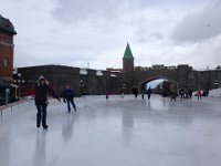 53  Première séance de patin à glace québécoise - qui nous rappelle la dernière fois à Interlaken en Suisse pour le Réveillon 2014 :) - sur la patinoire gratuite de la Place d'Youville, devant la porte St-Jean ! Une belle patinoire pour s'exercer avant des sorties en nature !