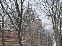 63  Le samedi suivant, le 7 Avril, la neige reprend de plus belle et nous offre l'une des plus belles balades de l'hiver ! Ici, au départ de la maison, devant le Parc des gouverneurs avec en arrière-plan le Château Frontenac.