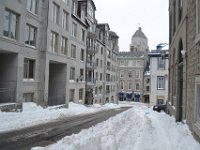 7  Une tempête de neige est passée par là ! Heureusement, les Québécois sont bien habitués à cette météo hivernale et les déneigeuses tournent à plein régime pour dégager les routes et les trottoirs. Ici, vue de notre rue, la rue Haldimand.