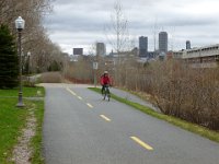 77  Première sortie vélo de l'année début mai sur les quais du Vieux-Port, direction les berges de la Rivière-St-Charles. Le Parc linéaire de la Rivière St-Charles est aménagé en pistes vélos et piétonnes sur plusieurs kilomètres. Un régal pour une mise en jambe et découvrir un autre point de vue sur la ville, depuis les quartiers de Saint-Roch & Limoilou !