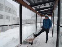 8  Avec les rafales de neige et de vent qui soulèvent le sel des routes, attendre son bus quelques minutes dans ces conditions peut suffire à vous transformer en Bonhomme ! Les arrêts de bus sont pourvus d'abris parfois chauffés.
