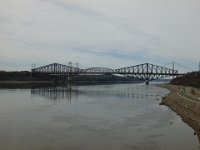 84  La Traversée du Saint-Laurent se fait par le Pont de Québec, pont métallique au premier plan (le plus grand pont de type "cantilever" ou "porte-à-faux" au monde !) qui comporte une partie réservée aux vélos et piétons. Il est parallèle au pont Pierre-Laporte qui va sur Montréal. Vue ici depuis la Tour d'observation du Quai des Cageux, au bout de la Promenade Samuel-de-Champlain.