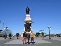 87  C'est avec une grande joie que nous avons accueillis notre ami Yves, de passage à Québec pour quelques jours, du 17 au 20 mai. A la découverte de la ville en cette belle journée ensoleillée :)  Pose devant la statue de Samuel de Champlain (fondateur de la ville de Québec en 1608), sur la Terrasse Dufferin.