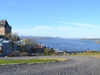 91  Au-dessus de la Terrasse Pierre-Dugua-de-Mons : vue au loin sur le Pont et l'Ile d'Orléans.