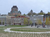 94  La Place des Canotiers, en Basse-Ville, au bord du Saint-Laurent, offre une belle vue sur le Château Frontenac.