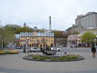 96  Devant le Marché du Vieux-Port, vue sur l'Edifice Price à gauche et sur l'Hôtel-Dieu à droite. Le quartier du Vieux-Port offre de belles façades colorées.