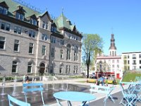 98  Le printemps est bien là en cette fin du mois de mai : les jardiniers plantent des fleurs dans toute la ville, les pelouses et les terrasses se remplissent, les fontaines rejaillissent, ..., les québécois revivent avec les beaux jours et le redoux ! Le thermomètre est souvent à 20°C, avec des pointes à 28°C. Ici, derrière l'Hôtel de Ville. A droite, le clocher de la Basilique Notre-Dame.