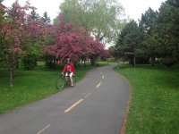 99  Les arbres ont rapidement pris des feuilles et des fleurs depuis la mi-mai, les paysages changent du tout au tout. A la fin mai, retour sur les rives de la Rivière-St-Charles et direction le village indien de Wendake !