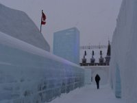 14  Dans le Château de glace de Bonhomme, construction éphémère qui de fait e renouvelle chaque année par l'imagination des étudiants à l'école d'architecture de Québec. Cette année, le Château a posé ses murs sur la Place George V, sur Grande Allée.