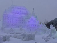 17  Au centre du Château de glace, une immense sculpture sur neige représentant le Château Frontenac et un attelage de traîneau à chiens.