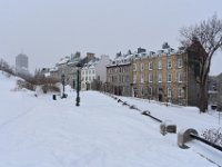 2  A la mi-janvier, la Terrasse Pierre-Dugua-de-Mons est remplie de neige juqu'au mur.