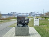 27  Balade en vélo sur la Promenade Samuel de Champlain, quai des Cageux, avec vue sur le Pont de Québec et le Pont Pierre Laporte, tous deux reliant Québec à la rive sud du St-Laurent.