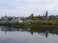 31  Vue panoramique sur le Vieux-Québec depuis le quartier du Vieux-Port, avec notamment de gauche à droite : le séminaire de Québec, le marché du Vieux-Port (au premier plan), le clocher de la Basilique-Cathédrale Notre-Dame de Québec, le Château Frontenac, l'Edifice Price.