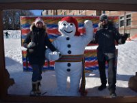 4  Pose avec Bonhomme, la mascotte du Carnaval de Québec depuis sa création en 1954 (65 ans !), qui représente la joie de vivre des québécois en hiver.