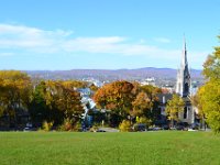 54  Vue sur la ville avec en premier plan l'Eglise St-Pierre et sur le relief du Bouclier Canadien depuis la Citadelle.