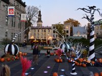 56  Sur les Jardins de l'Hôtel de Ville, décorations d'Halloween fin octobre, avec vue sur le clocher de la Basilique-Cathédrale-Notre-Dame de Québec.