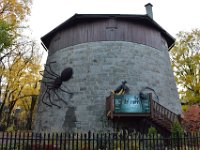 114  Décorations d'Halloween sur la Tour Martello n°2. Halloween est très fêtée au Québec, comme dans toute l'Amérique du Nord. On voit ainsi fleurir mi-octobre de nombreux décors devant les maisons et dans les parcs !