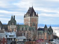 127  Vue de carte postale sur le Château Frontenac depuis les hauts de la Terrasse Pierre-Dugua-de-Mons.  C'est Samuel de Champlain, le fondateur de la Ville de Québec en 1608, qui donna le nom de "Mont du Gas" à ce promontoire partie intégrante du Cap Diamant, en 1613, en hommage au Vice-Amiral et Lieutenant d'Henri IV pour l'Acadie et la Nouvelle-France Pierre Dugua de Mons.