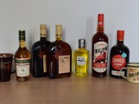 133  Collection d'acools et liqueurs du Québec : Whisky à l'érable "Sortilège" et "Coureur des Bois", Crème à l'érable "Coureur des Bois", Gin Ungava, Rhum épicé des Chics-Chocs & Liqueur Choco-Crème de Chocolats Favoris :) De quoi se confectionner de bons cafés à la liqueur et des boissons chaudes alcoolisées comme la Ponce, célèbre boisson du Carnaval, constituée de 4oz d'eau chaude, 1oz de rhum épicé/gin ungava/whisky à l'érable, 0.5oz de Sirop de Bonhomme (canneberges, sirop d'érable, cannelle et foin d'odeur (herbes et essences aromatiques de la forêt)). Un régal par temps frette !