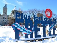 15  L'ambiance est à la fête et comme le dit la devise du Carnaval : "Plus fort que le frette !" (frette = très froid en québécois)