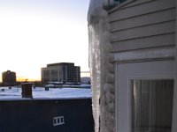 25  Stalactite et tas de neige derrière l'appartement :)