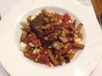 26  Poutine spéciale aux ribs de sanglier et canneberges au restaurant huron-wendat Sagamité, pour la Poutineweek, délicieuse ! De nombreux restaurants de Québec rivalisent de créativité pour offrir des poutines originales : pizza-poutine, tourte de poutine, avec ribs, burger poutine, purée, mexicaine, général tao, etc.