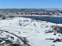 27  Nous voici de retour en hiver au restaurant tournant Ciel!, par une belle journée ensoleillée de début mars, après une première visite en juillet dernier avec Henri et Laurette ! Des paysages métamorphosés sous la neige et la glace du St-Laurent. Ici, les Plaines d'Abraham, sur les bords de la Citadelle, se préparent à l'accueil de l'étape de Coupe du Monde de ski de fond (qui sera malheureusement annulée du fait de l'épidémie ...).