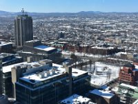 32  Un peu plus vers l'ouest, nord-ouest, vue sur le relief des Laurentides. Au premier plan, le Parc de l'Amérique-Française. Sur la droite, l'église St-Jean-Baptiste rue St-Jean et au-dessus en blanc le Centre Vidéotron (patinoire). Au centre, le Boulevard René-Levesque.