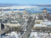 36  Et enfin, clou du spectacle, la vue côté nord-est, sur le Vieux-Québec ! Ici, Grande Allée qui se prolonge en la Rue St-Louis après la Porte St-Louis. A gauche, le Parlement et le Parc de la Francophonie. Dans le Vieux-Québec, l'Edifice Price (le seul "gratte-ciel" du quartier), à côté le clocher de la Basilique-Cathédrale Notre-Dame et bien sûr le Château Frontenac :)