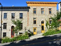 71  Début août, balade dans le quartier St-Jean-Baptiste pour admirer ses maisons aux boiseries colorées :) Ici, le long de la Côte de Salaberry.