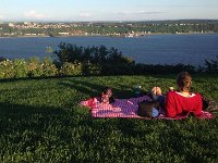 76  Pique-nique sur les Plaines d'Abraham, côté "Tour Martello" avec vue sur le Fleuve St-Laurent et en face Lévis. De quoi profiter de la saison estivale :)