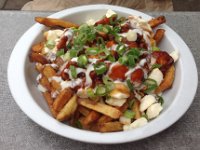 77  Excellente poutine de "Chez Victor" Rue St-Jean, type "Buffalo" (poulet sauce piquante et oignons frais) parmi les valeurs sûres :)