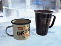 8  Au bar de glace, où l'on peut déguster la ponce (boisson du Carnaval à base de rhum épicé, gin et sirop de Bonhomme - sirop d'érable, jus de canneberge, cannelle, clous de girofle et foin d'odeur (plantes aromatiques)) ou encore un café au Coureur des bois (liqueur d'érable).
