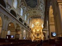 93  L'intérieur de la Basilique-Cathédrale Notre-Dame, sur la Place de l'Hôtel de Ville, qui date du XVIIème siècle.