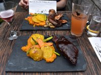 100  Délicieuses côtes levées dont une au bison sauce Epaportéross (porto à l'érable) et une au boeuf sauce à la bière noire.