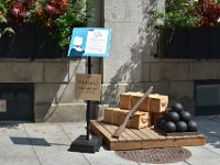 106  Décor sur le commerce des munitions d'artillerie. Lors de la guerre contre les anglais, tous les bourgeois sont mis à contribution et les femmes d'affaires comme Marie-Anne Barbel sont aussi appelées à participer.