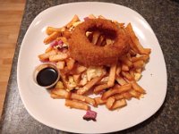 11  Le temps de récupérer leur poutine spéciale "Poutineweek" et de rentrer la déguster au chaud ! Comme tous les ans en cette première semaine de Février, une centaine de restaurants de Québec proposent une recette inédite de poutine en rivalisant d'originalité, de quoi bien en profiter :) ! Ici, poutine à la smoked meat, cheddar irlandais, oignon géant pané et sauce à la bière noire.