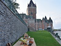 120  Buffet entre le gouverneur Frontenac et le chef Kondiaronk, qui entretenaient une grande amitié.