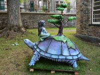 122  Sculpture représentant la Création de la Mère Terre, qui a émergé du dos de la carapace d'une tortue pour sauver Aatensic, une femme venue du monde céleste.