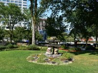 138  Le monument L'Inukshuk sur la Place de l'Assemblée-Nationale, pour célébrer l'amitié entre les nations québécoise et inuite. Les pierres utilisées proviennent du Nunavik (Grand Nord du Québec).