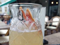 152  L'une des dernières terrasses de la saison, Chez Livernois, Côte de la Fabrique. On trinque avec un Daïquiri et un cocktail "Hurricane" :)