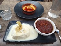 154  Crème brûlée au Coureur des bois (liqueur à l'érable) et pouding chômeur.