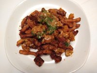 16  Celle du Pub London Jack, à l'indienne avec son poulet tandoori style popcorn, fromage en grains façon frit en panure au cari, raïta et chutney à la coriandre.